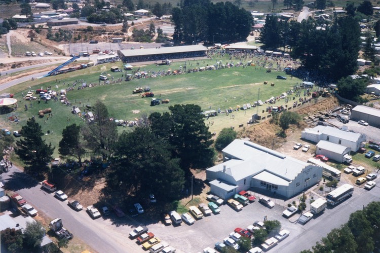 JD16 Aerial view of MC oval c1988